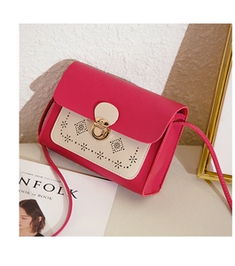 Détail du mini sac bandoulière rose fuchsia avec rabat fleuri ajouré et fermoir doré chic