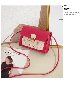 Détail du petit sac bandoulière rose ajouré avec fermoir doré sur fond minimaliste