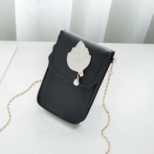 Mini sac bandoulière noir chic avec rabat ondulé, décor de feuilles et chaîne dorée