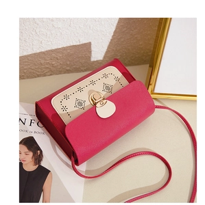 Détails des motifs floraux découpés au laser et du fermoir doré du sac rose