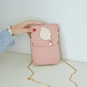 Sac à bandoulière rose avec chaîne dorée, rabat ondulé et pendentif en perle élégant