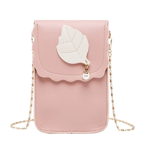 Mini sac bandoulière rose en cuir PU avec patch feuille et bandoulière chaîne