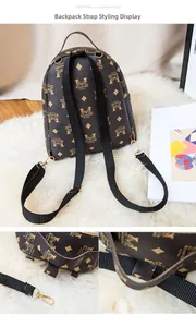 Détail d'un mini sac à dos en cuir marron imprimé avec boucles en métal doré