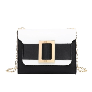 Petit sac carré contrasté noir et blanc avec boucle dorée et bandoulière en chaîne