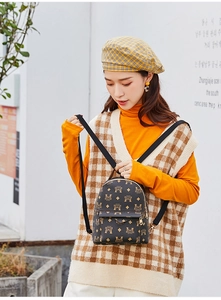 Détail d'un mini sac à dos en similicuir noir avec imprimé de lettres dorées