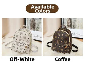 Vue détaillée des mini sacs à dos monogramme en blanc cassé et café avec texture cuir vintage