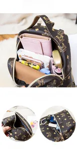 Détail de l'intérieur du mini sac à dos vintage montrant la capacité de rangement