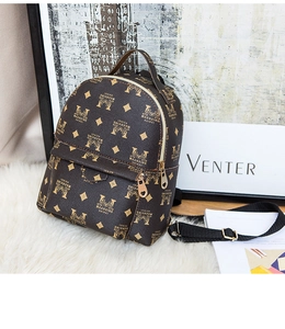 Détail du mini sac à dos en cuir marron avec zips en cœur et imprimés dorés élégants
