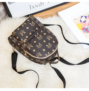Détail du mini sac à dos rétro avec cuir synthétique marron et fermeture éclair dorée