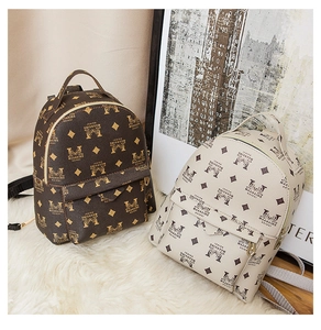 Détail de mini sacs à dos imprimés en café et beige avec des fermetures éclair dorées