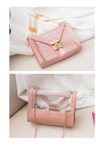 Dettaglio borsa a catena in PVC trasparente con bordi rosa effetto coccodrillo