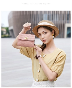 Détail du petit sac carré rose à motif crocodile avec fermoir doré et bandoulière chaîne