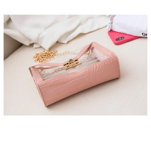 Dettaglio della pelle rosa effetto coccodrillo e PVC trasparente sulla patta della borsa