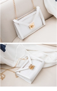 Dettaglio in pelle coccodrillo bianca e patta in PVC su borsa a catena piccola