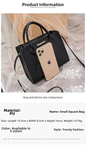 Dettaglio borsa a tracolla nera con trama litchi e smartphone per riferimento dimensioni