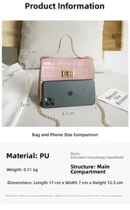 Détail d'un sac à main rose motif crocodile avec fermoir doré et chaîne près du tel