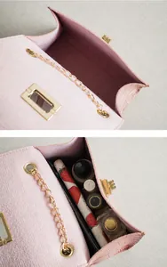 Détail de rangement interne du sac rose motif crocodile avec fermoir doré chic