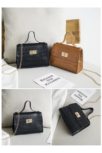 Détails de texture crocodile et fermoir doré sur sacs à bandoulière noir et marron