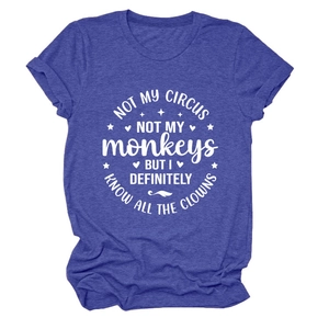 Detail eines blau melierten T-Shirts mit Grafik-Slogan und Textur der Rollärmel