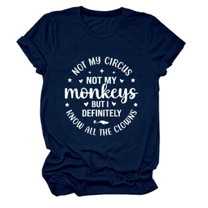 Detail von dunkelblauem Baumwoll-T-Shirt mit weißem Not My Circus Slogan-Aufdruck