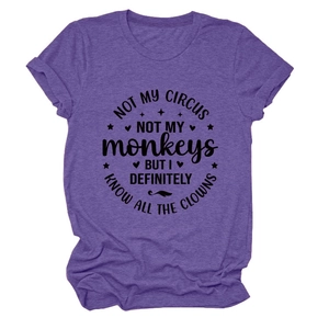 Detaillierte Ansicht des lila T-Shirts mit schwarzem Not My Circus Spruch-Aufdruck