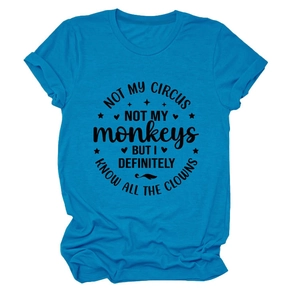Detail eines blauen Baumwoll-T-Shirts mit Not My Circus Vintage-Aufdruck und Rollärmeln