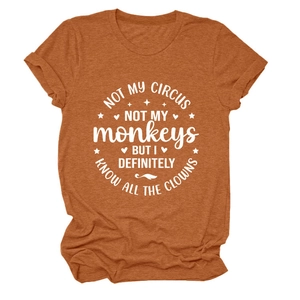 Detail eines karamellfarbenen T-Shirts mit weißem Not My Circus Slogan-Aufdruck