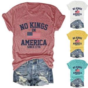 T-shirts NO KINGS IN AMERICA et shorts en jean en quatre couleurs disposés à plat