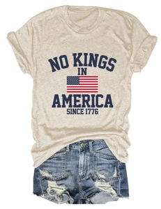 Détail à plat d'un t-shirt couleur avoine avec imprimé drapeau vintage et short en jean