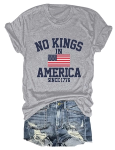 Détail à plat du t-shirt gris avec motif drapeau américain et short en jean déchiré