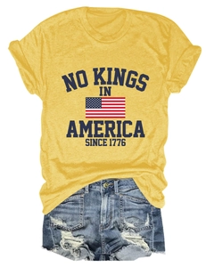 Détail du motif No Kings In America 1776 sur t-shirt jaune en coton avec drapeau USA