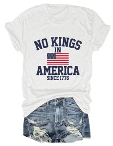 Détail de l'imprimé No Kings in America sur un t-shirt blanc avec short en jean bleu