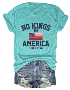 T-shirt turquoise avec imprimé No Kings et short en jean déchiré à plat