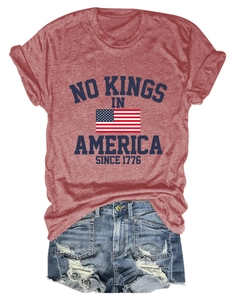 Détail à plat d'un T-shirt rouge imprimé et d'un short en jean vintage à trous