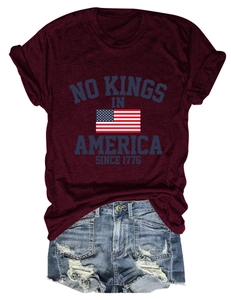 Détail du t-shirt bordeaux imprimé No Kings In America avec short en jean déchiré