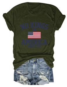 Mise à plat de t-shirt vert avec imprimé drapeau américain et short en jean usé