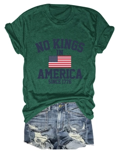 Détail de l'imprimé No Kings in America 1776 sur t-shirt en coton avec un short en jean