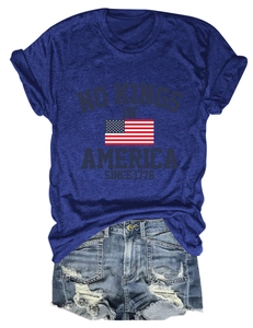 Détail du t-shirt bleu avec texte No Kings In America et short en jean vieilli