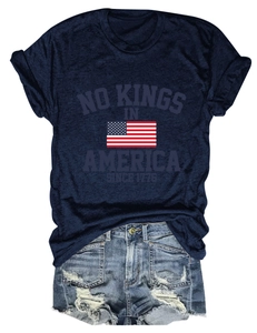 Détails de short en jean usé et t-shirt imprimé avec logo rétro américain de mode