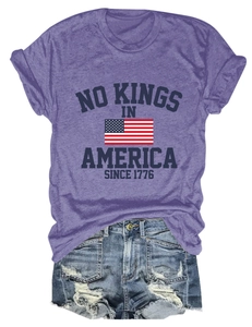 Détail à plat du t-shirt violet en coton mélangé avec imprimé No Kings In America 1776