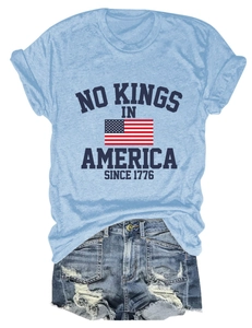 T-shirt bleu vintage No Kings et short en jean déchiré sur fond blanc épuré