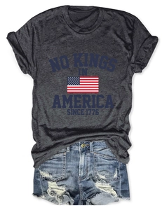 Vue détaillée du t-shirt gris foncé imprimé et du short en jean vieilli au style américain