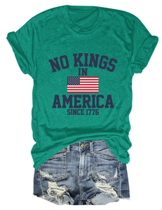 Vue à plat d'un t-shirt vert avec imprimé drapeau américain et d'un short en jean déchiré