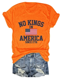 Détail du t-shirt No Kings In America avec ensemble short en jean sur fond blanc