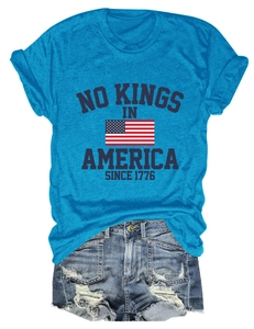 Détail du t-shirt bleu en coton imprimé et du short en jean usé avec bords effilochés
