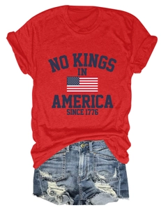 Détail de l'imprimé 'No Kings in America' sur le t-shirt décontracté en coton rouge