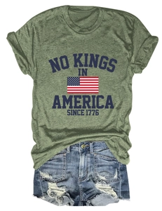 Détail à plat du t-shirt olive imprimé 1776 avec un short en jean denim délavé