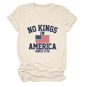 Détail de l'imprimé No Kings In America 1776 sur t-shirt crème à col rond