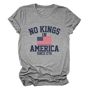 Gros plan du motif No Kings in America 1776 sur t-shirt gris à col rond