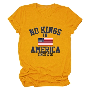 Détail de l'imprimé No Kings in America sur t-shirt en coton jaune gingembre avec drapeau